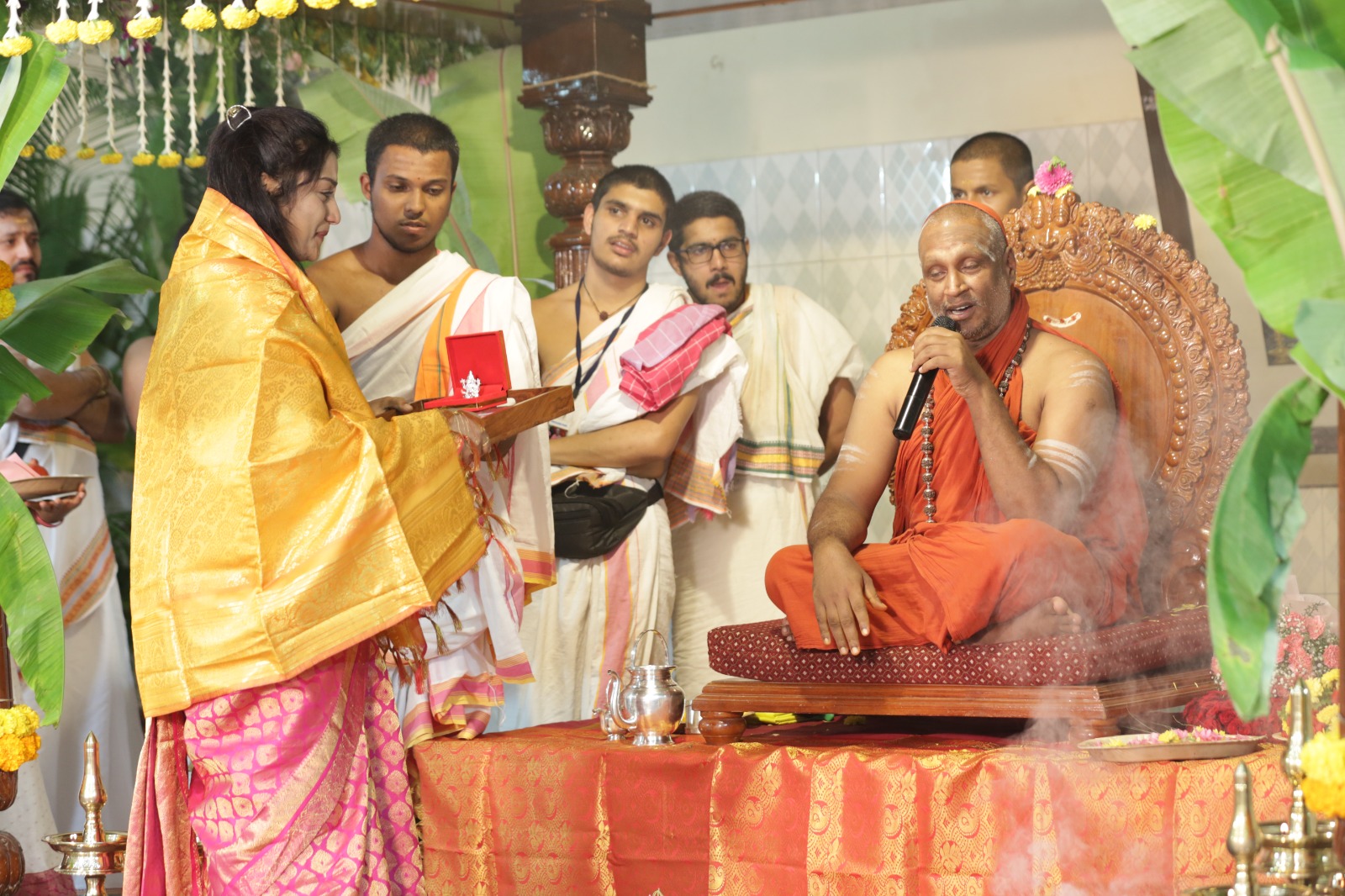 Smt. Anusha M receiving the Paramahamsa Saraswathi Award