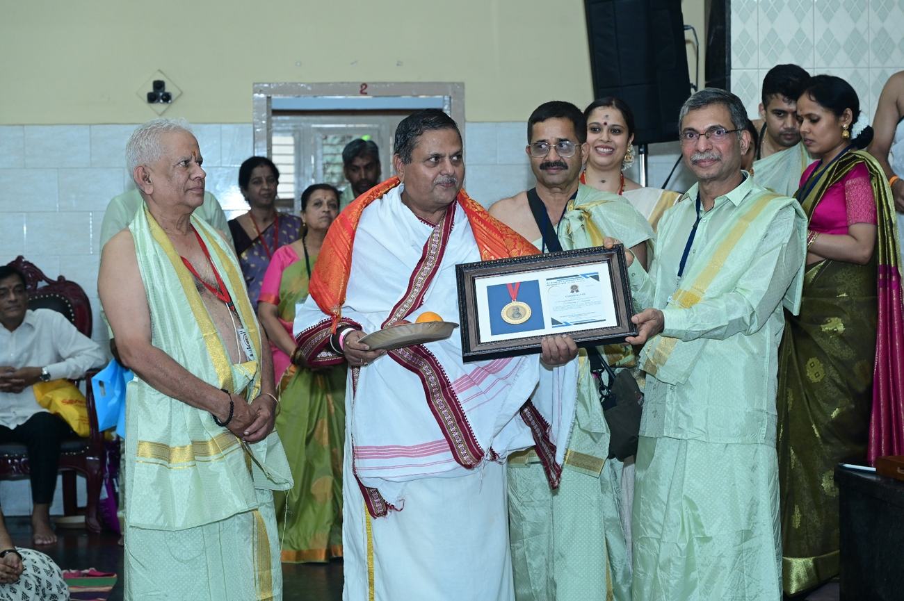 Sri Basavaraj C. Shivananchi receiving the Paramahamsa Lakshmana Award