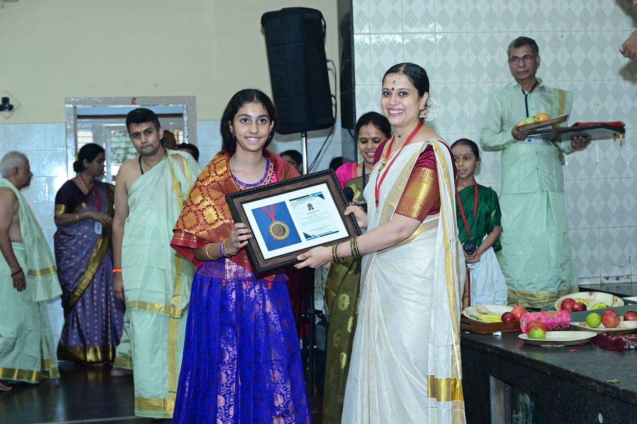 Kum. Deepika Bhat receiving the Paramahamsa Ekalavya Award