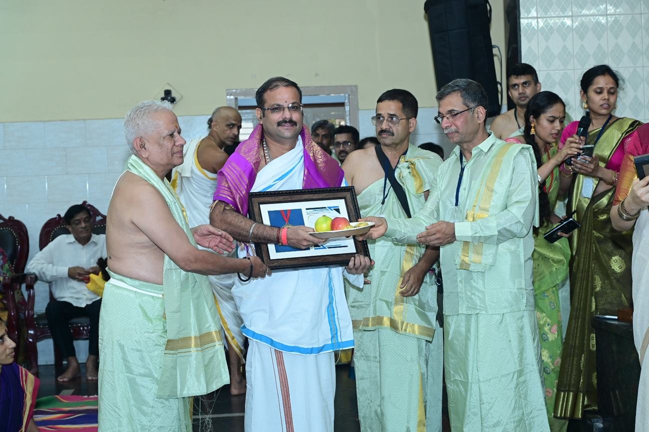 Sri Gajanana Rohidas Salehittal receiving the Paramahamsa Valmiki Award