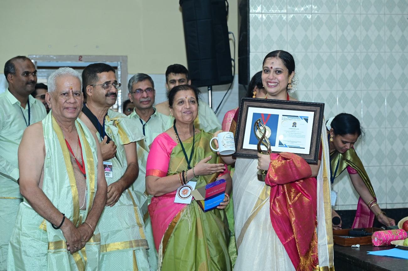 Dr. Smt. Gayatri Yogishwaraswami receiving the Paramahamsa Shodashi Award