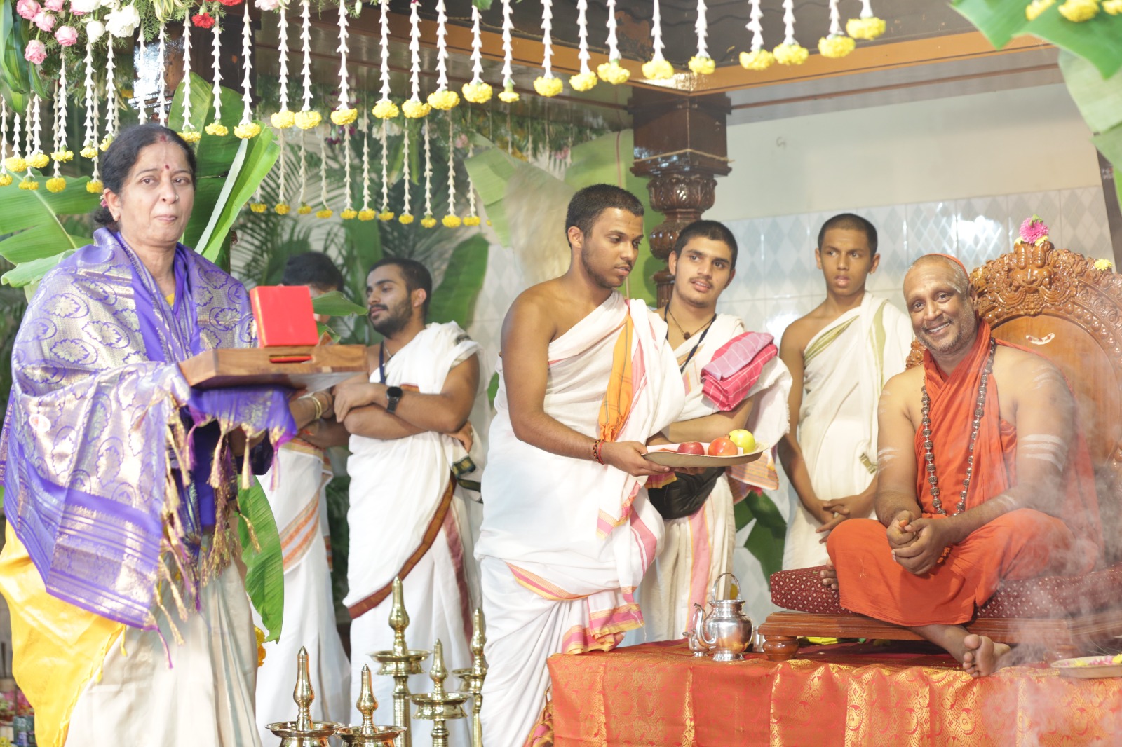 Smt. Godha K.P. receiving the Paramahamsa Brihaspati Award