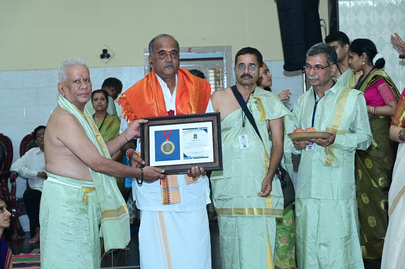 Vaidya Shri Hanumant Malali receiving the Paramahamsa Agastya Award