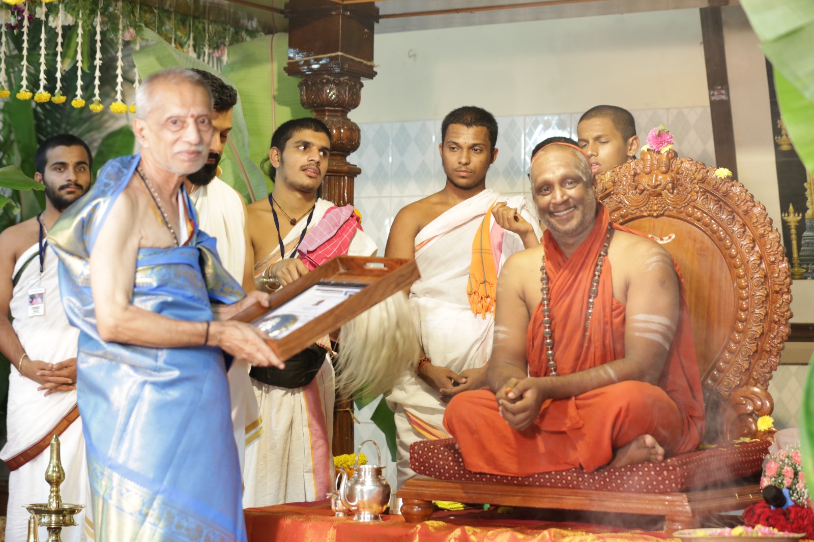 Dr. Hithalli Suryanarayana Nagendra Bhat receiving the Paramahamsa Valmiki Award
