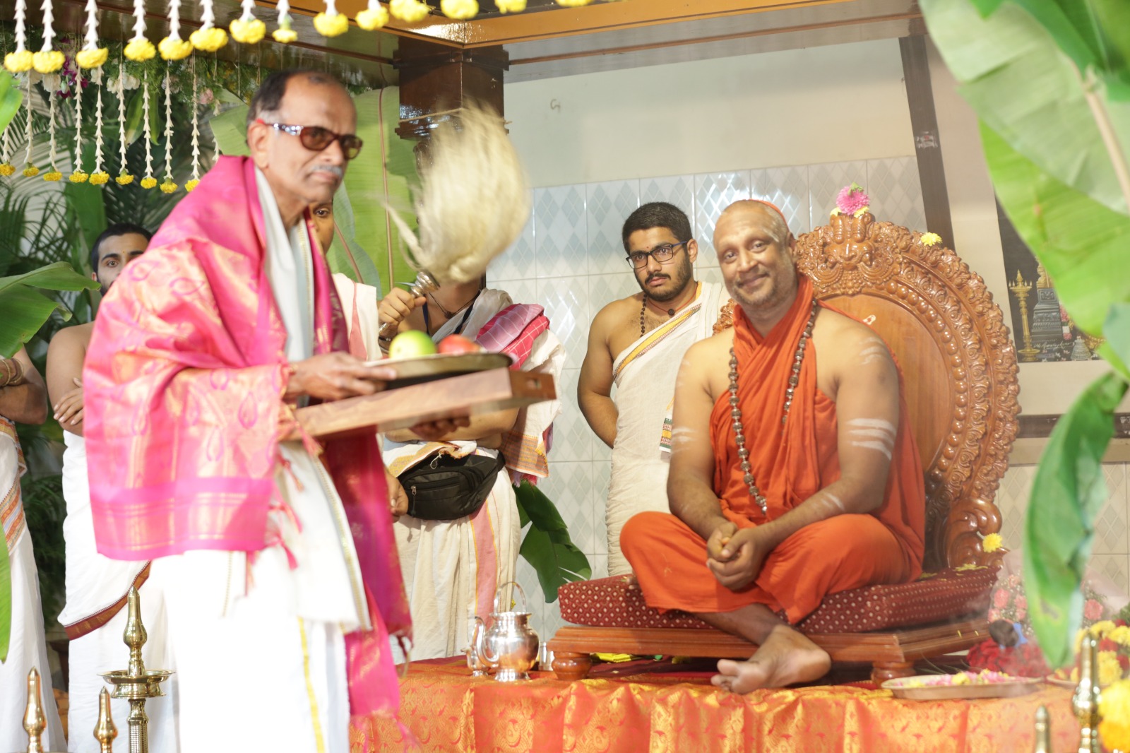 Dr. K.S. Devendra Gupta receiving the Paramahamsa Dhanvantari Award