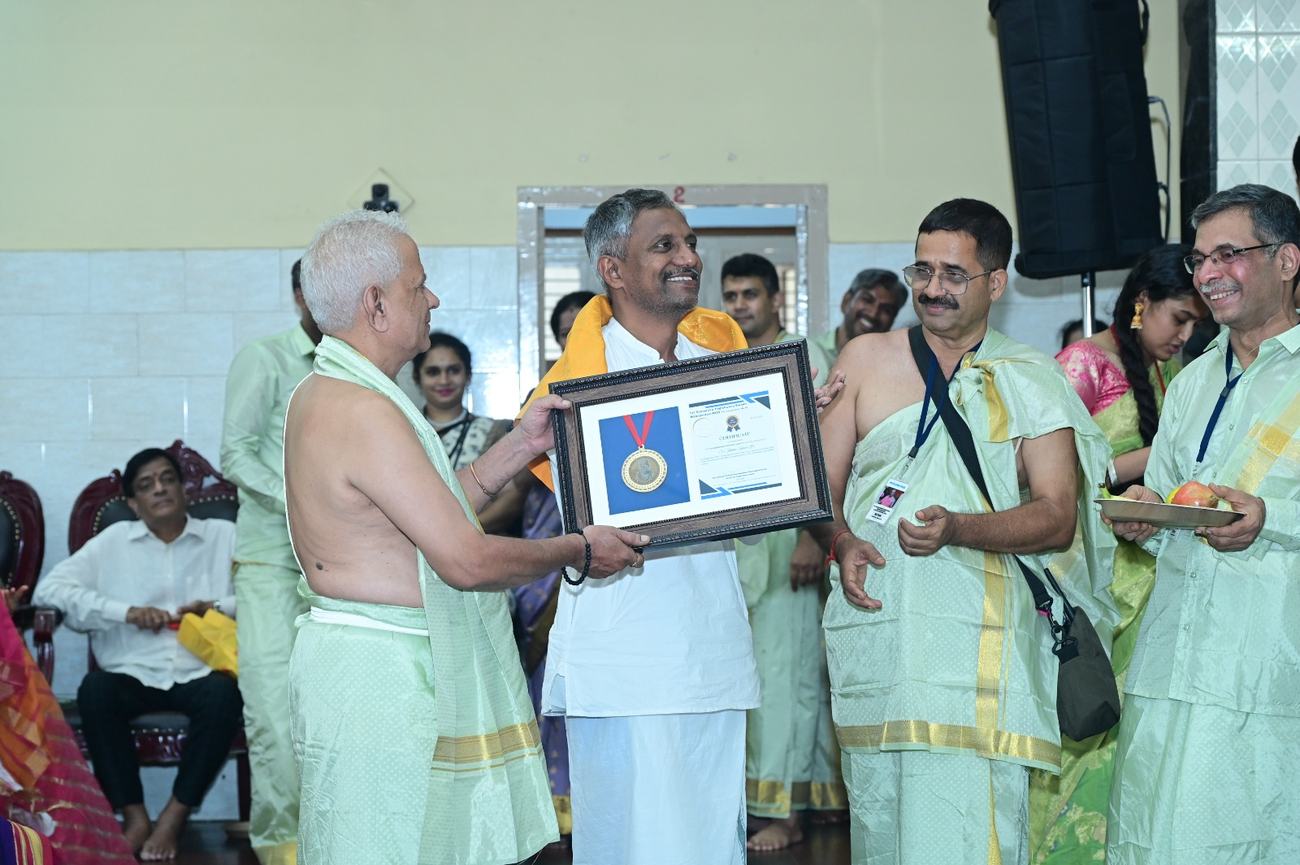 Sri Krishna Kumar H receiving the Paramahamsa Balarama Award