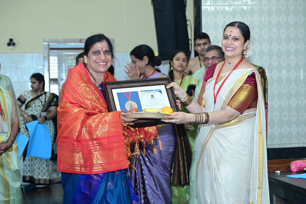 Smt. Laxmi Shripad Hegde receiving the Paramahamsa Nandikeshvara Award
