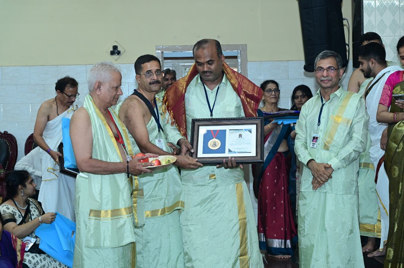 Smt. Mamatha Lakshmi receiving the Paramahamsa Sarada Devi Award