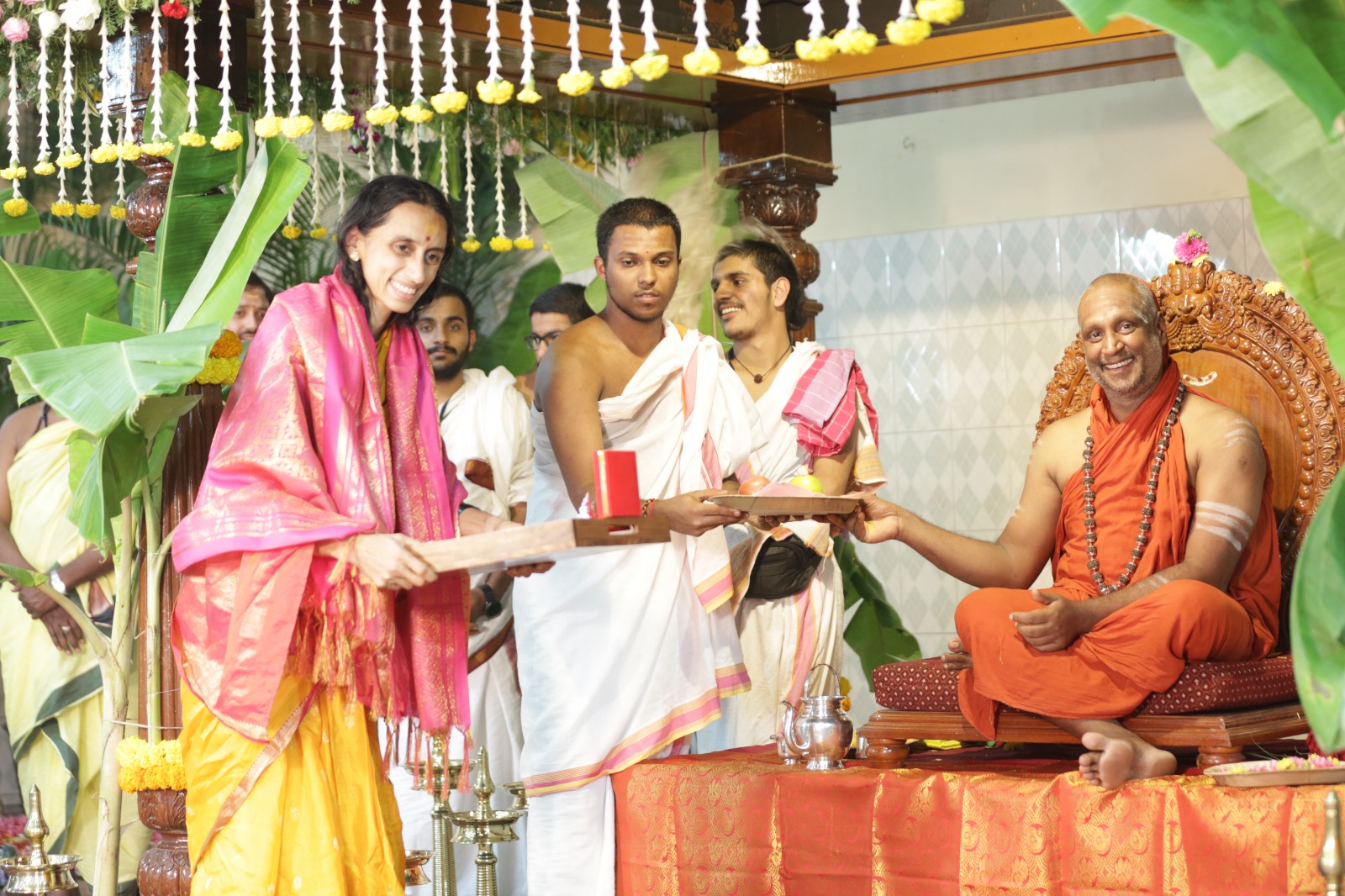 Smt. Mangalagouri Satish Bhat receiving the Paramahamsa Bhishma Award