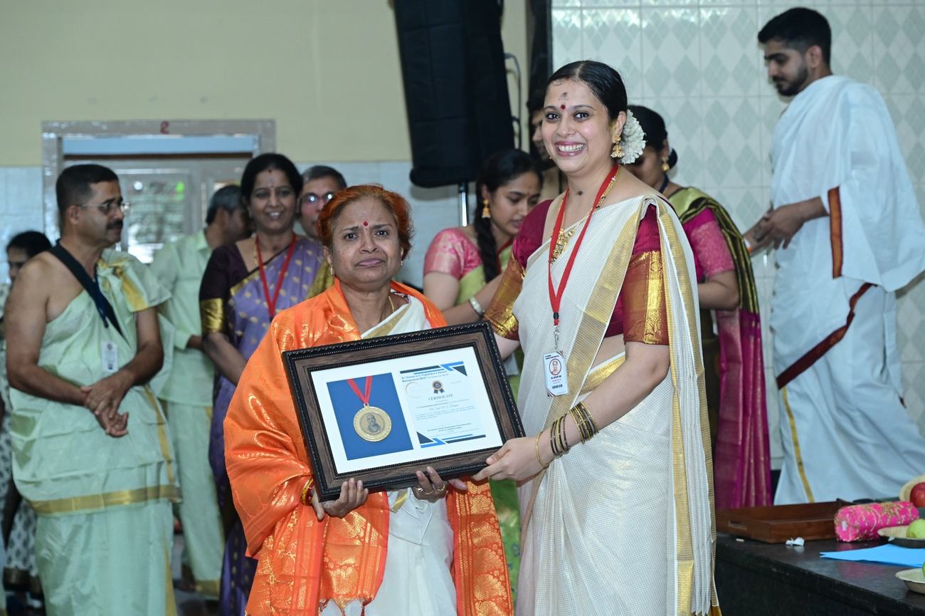 Dr. Smt. N. S. Padmini receiving the Paramahamsa Sushruta Award