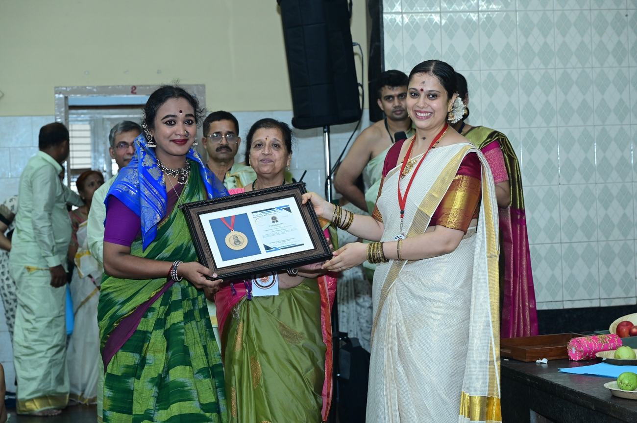 Kum. Nayana Patagar receiving the Paramahamsa Nataraja Award