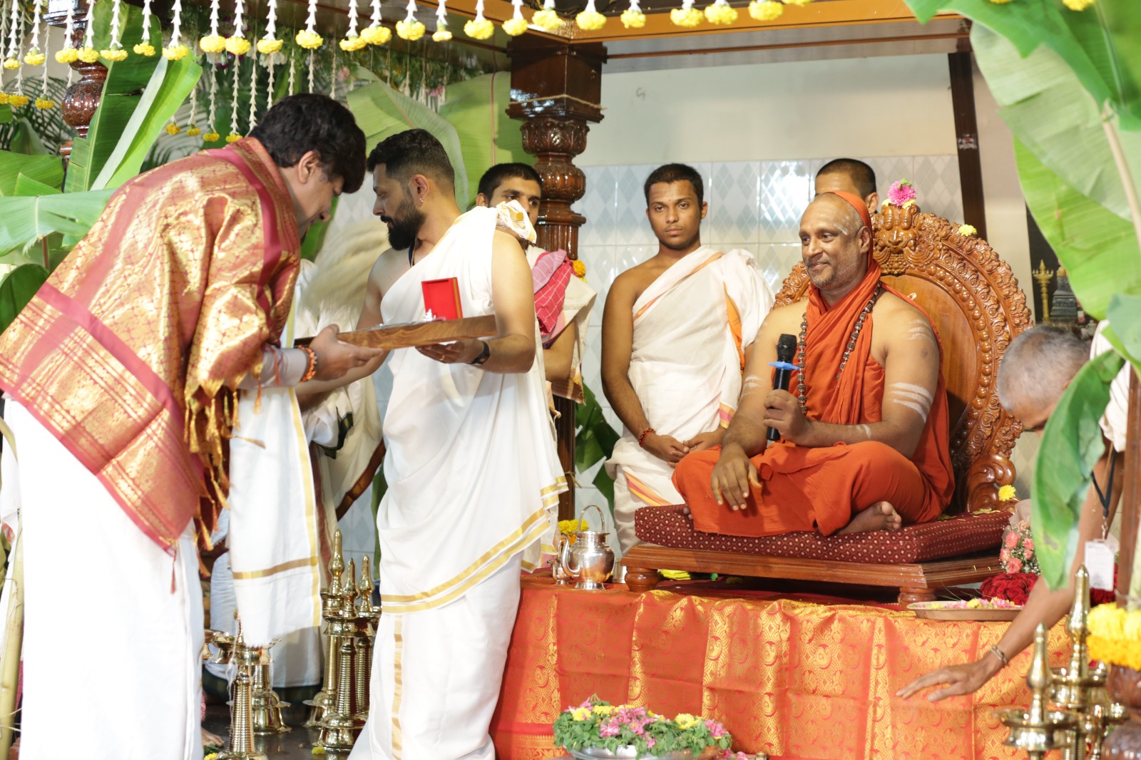 Kum. Nidhi C receiving the Paramahamsa Ekalavya Award