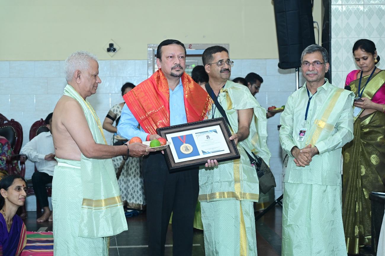 Dr. Sri Padmanabhan receiving the Paramahamsa Dhanvantari Award