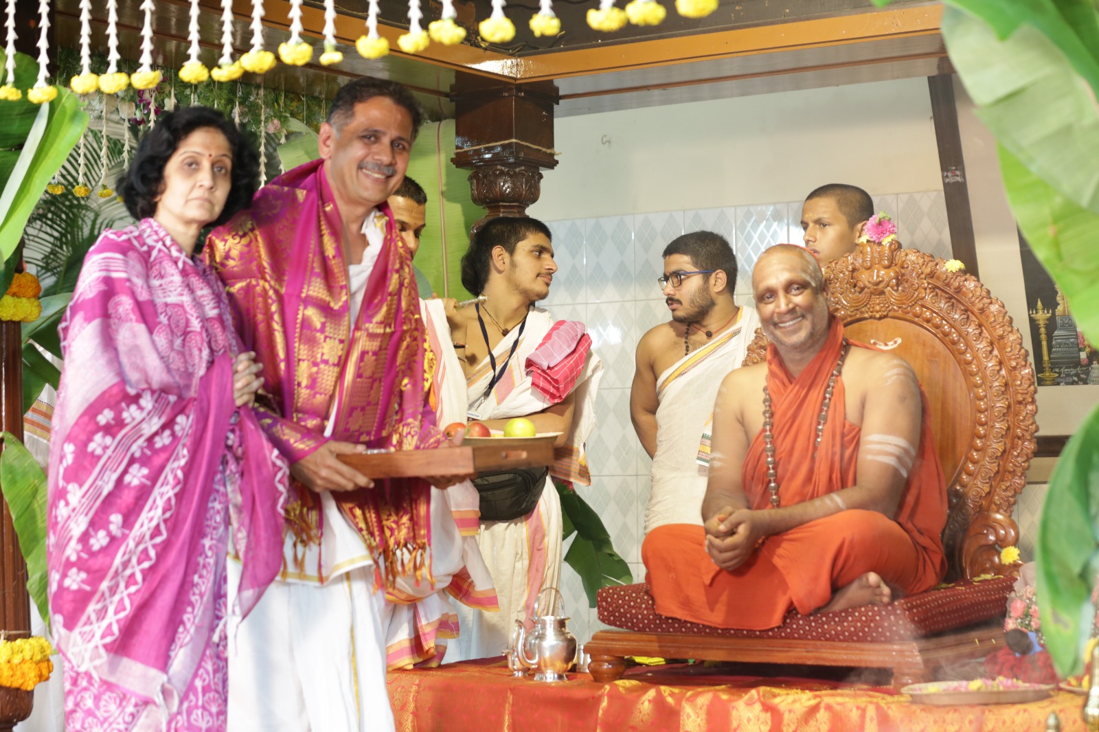 Sri Vaidya Pangala Muralidhar Bhat receiving the Paramahamsa Agastya Award