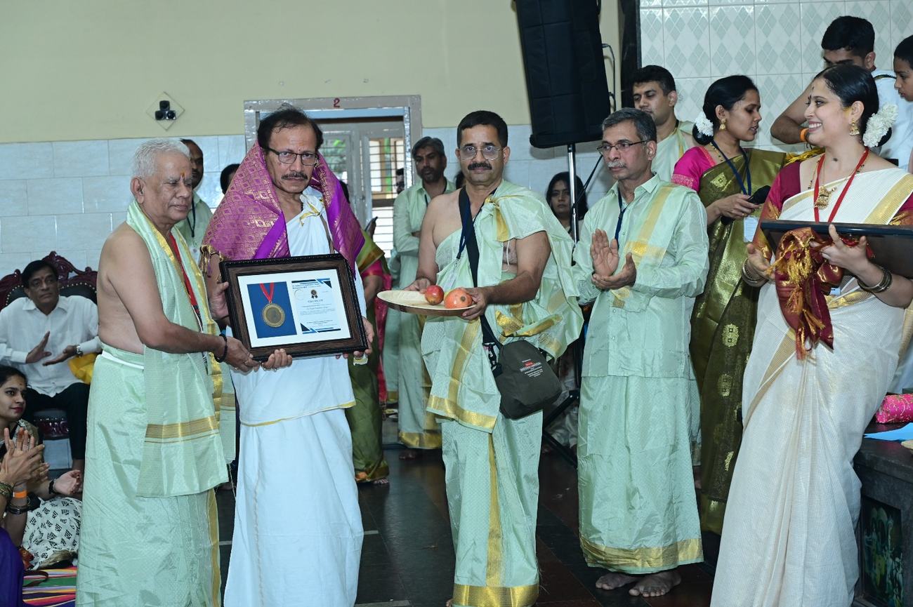 Sri Raghav Venkatraman Hegde receiving the Paramahamsa Chanakya Award