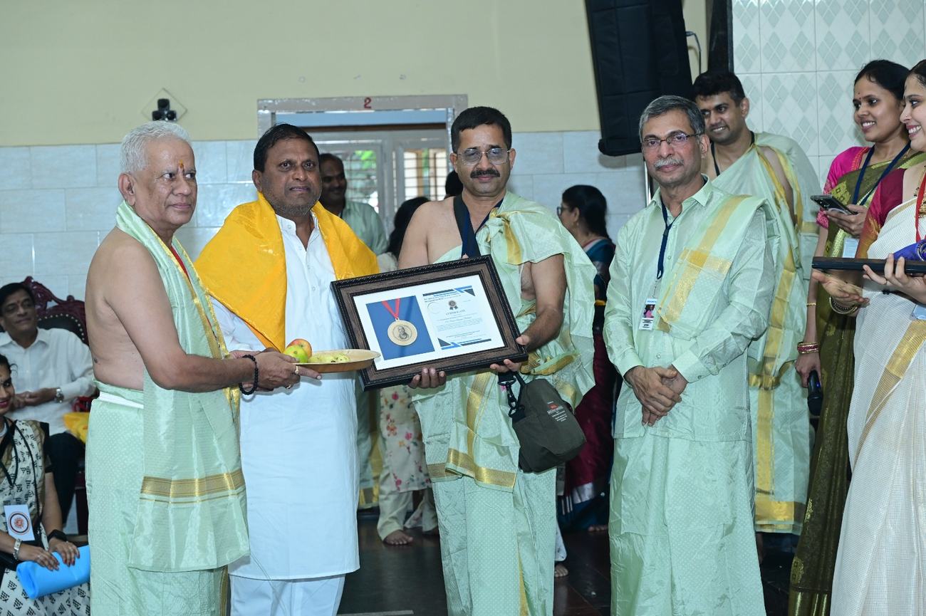 Sri Ramesh Lingappa Bendigeri receiving the Paramahamsa Abhimanyu Award