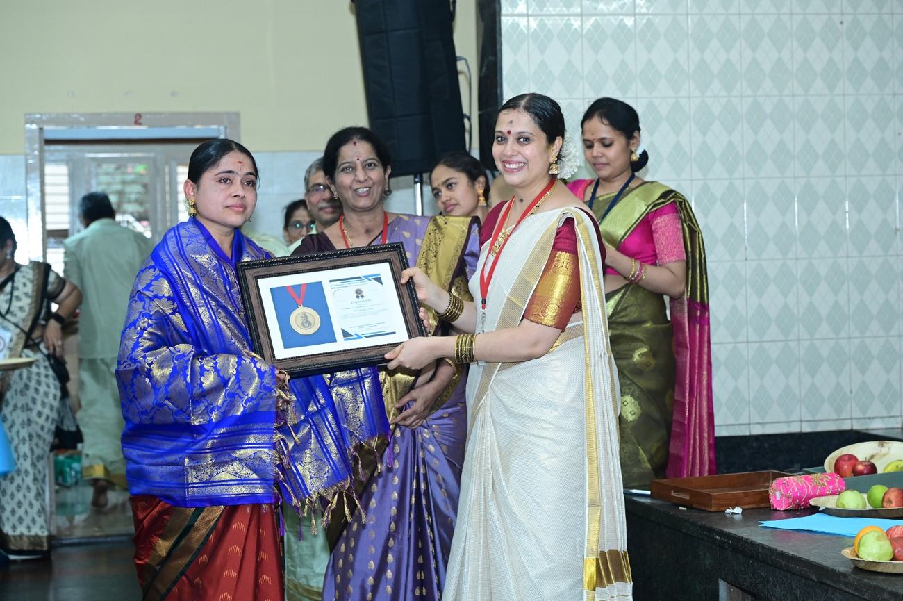 Smt. Ranjana Hegde receiving the Paramahamsa Saraswathi Award