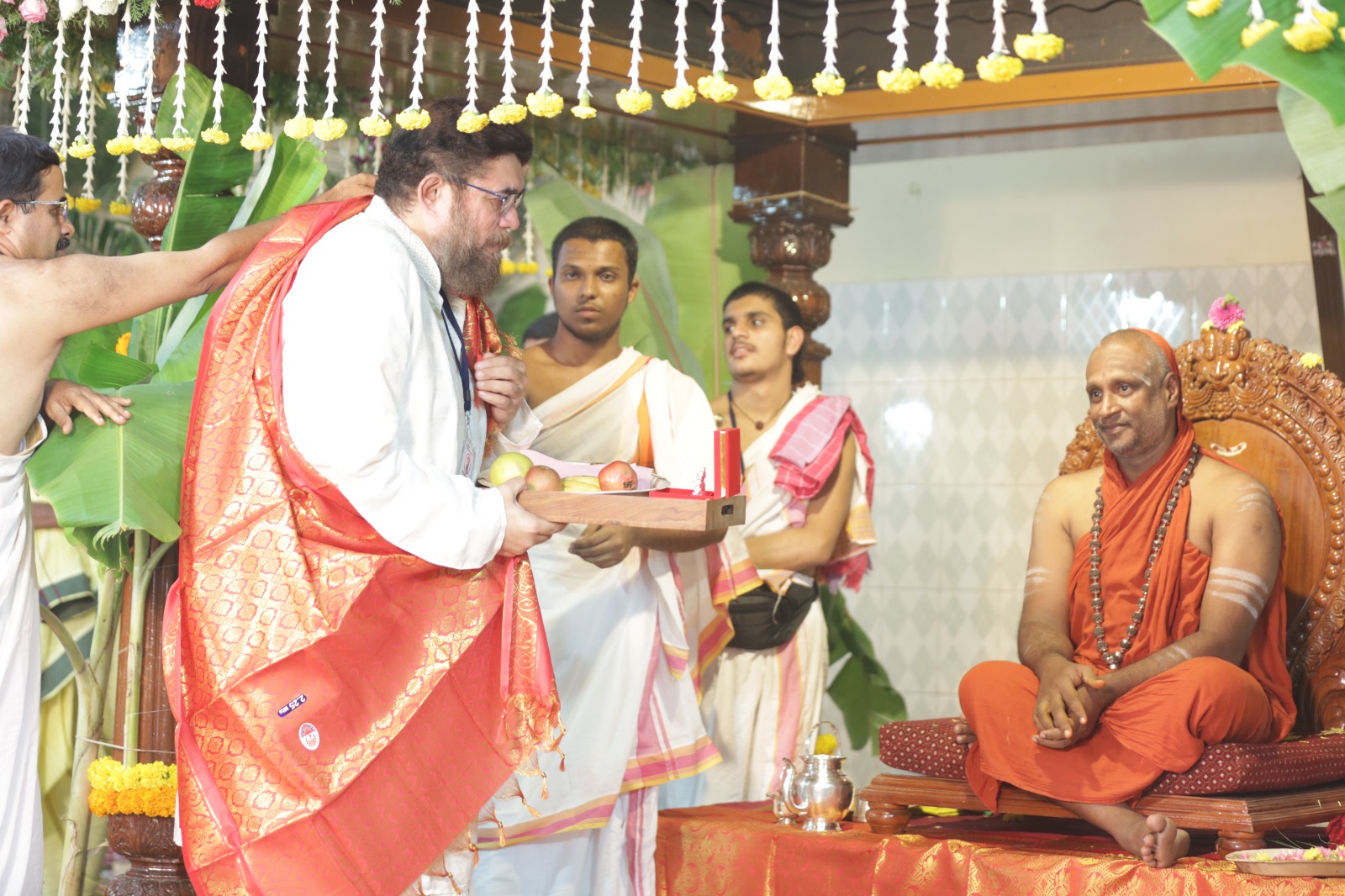 Dr. Sanjay Neeralagi receiving the Paramahamsa Sushruta Award