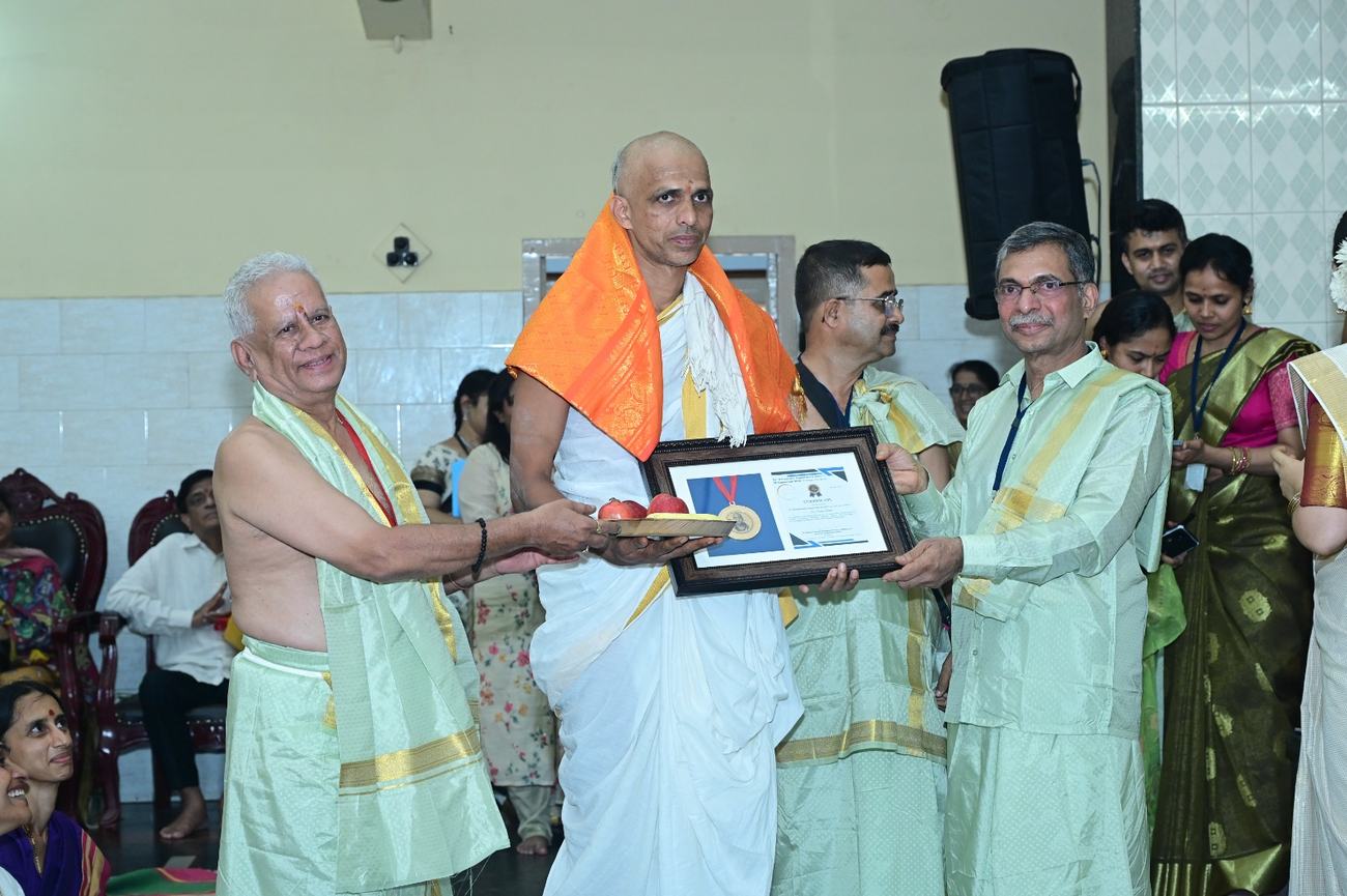 Sri Satish Bhat receiving the Paramahamsa Yajnavalkya Award