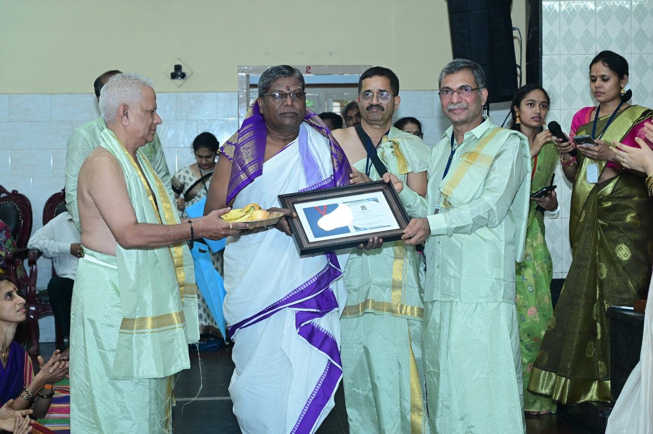 Sri Shankar A Sortur receiving the Paramahamsa Dronacharya Award