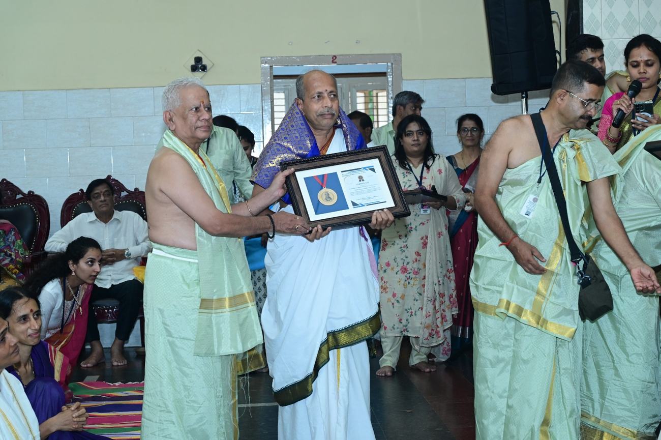Sri Sharatkumar Bhalachandra Hegde receiving the Paramahamsa Nandikeshvara Award