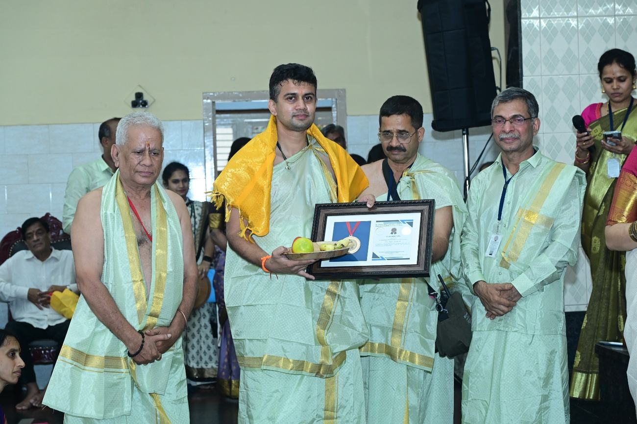 Sri Shashi Koushik R receiving the Paramahamsa Prahlada Award