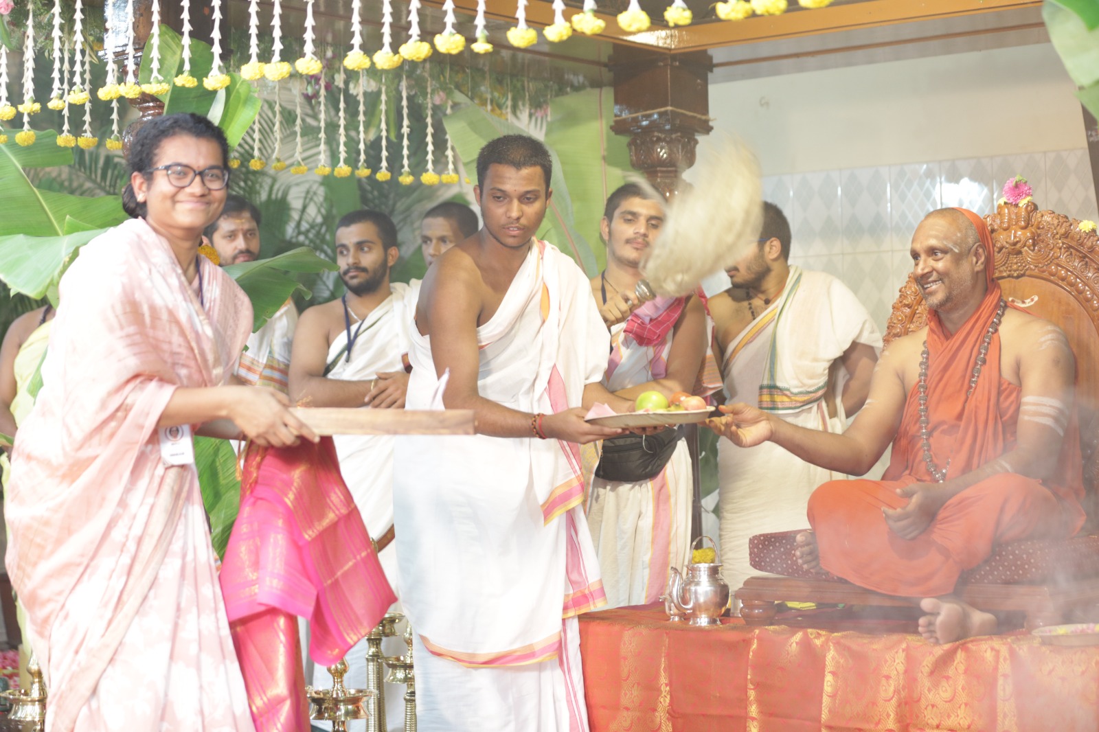 Kum. Shilpa G.S receiving the Paramahamsa Nandikeshvara Award