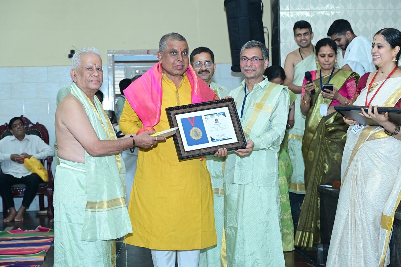 Sri Shrinivas Murthy receiving the Paramahamsa Brihaspati Award