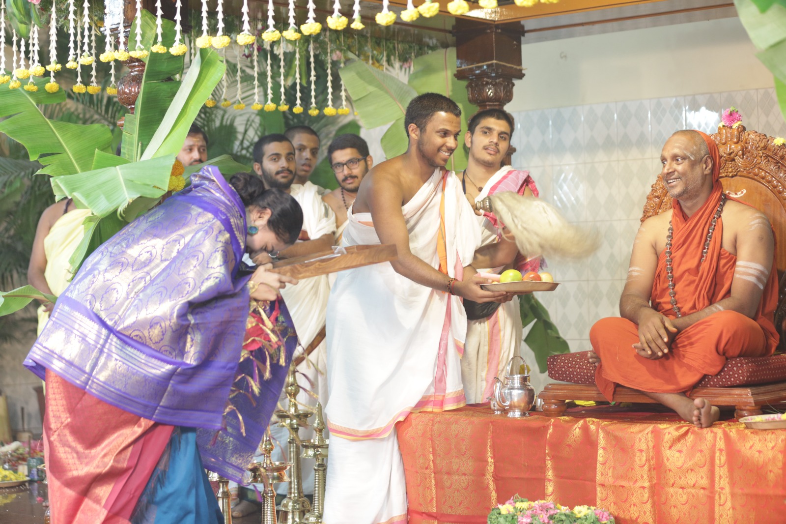 Kum. Soudhamini M. V. receiving the Paramahamsa Dronacharya Award