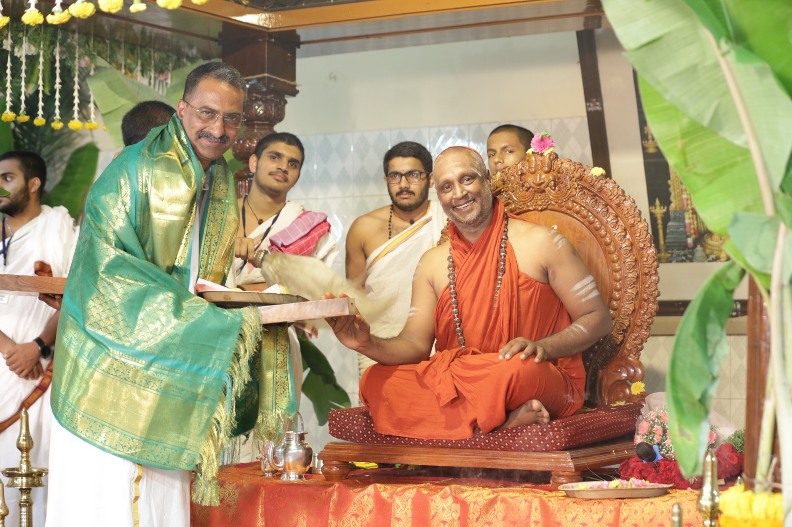 Sri Sudheer Mahadeva Hegde receiving the Paramahamsa Abhimanyu Award