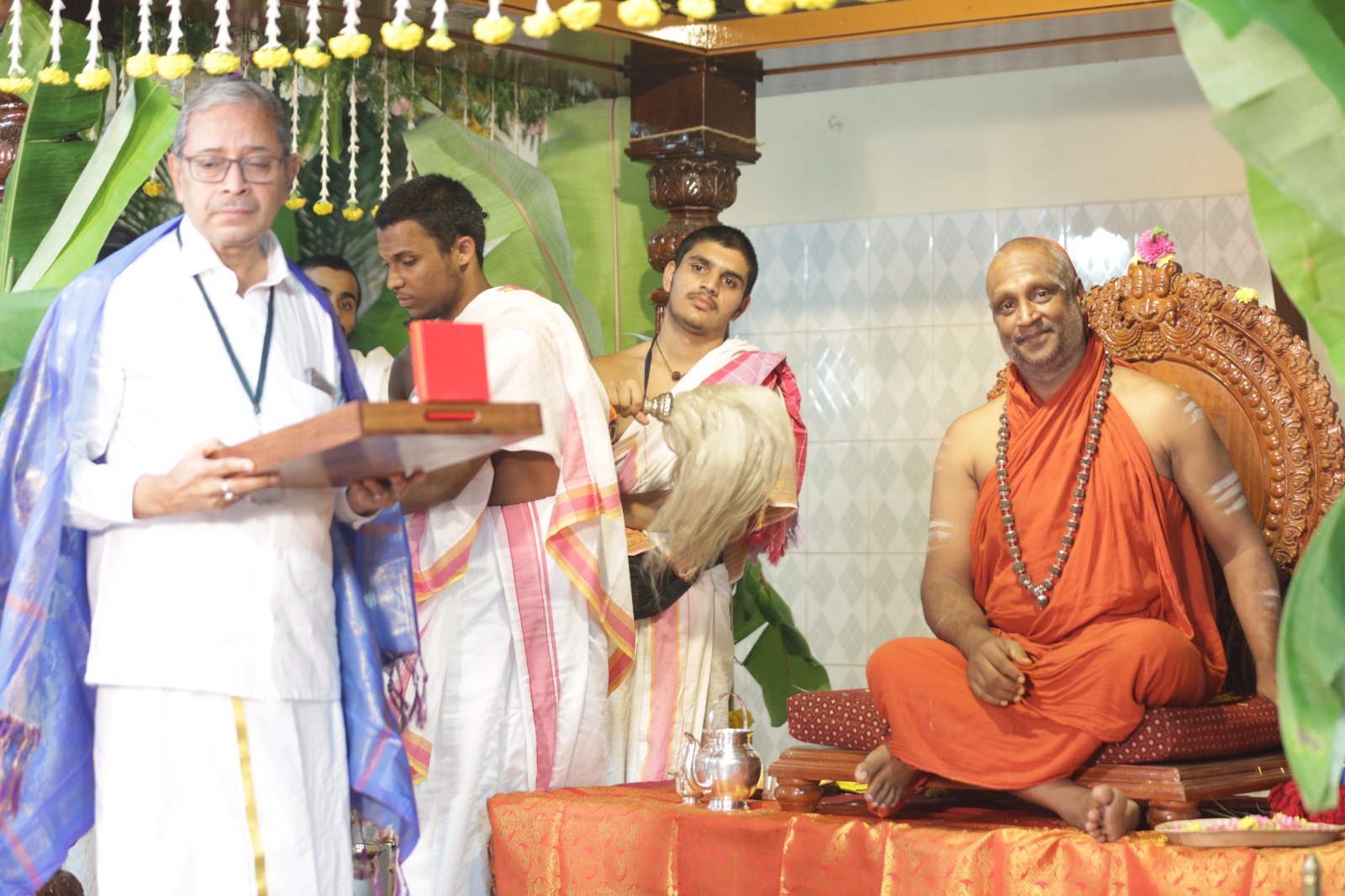 Sri Sunku Narendranath receiving the Paramahamsa Brihaspati Award