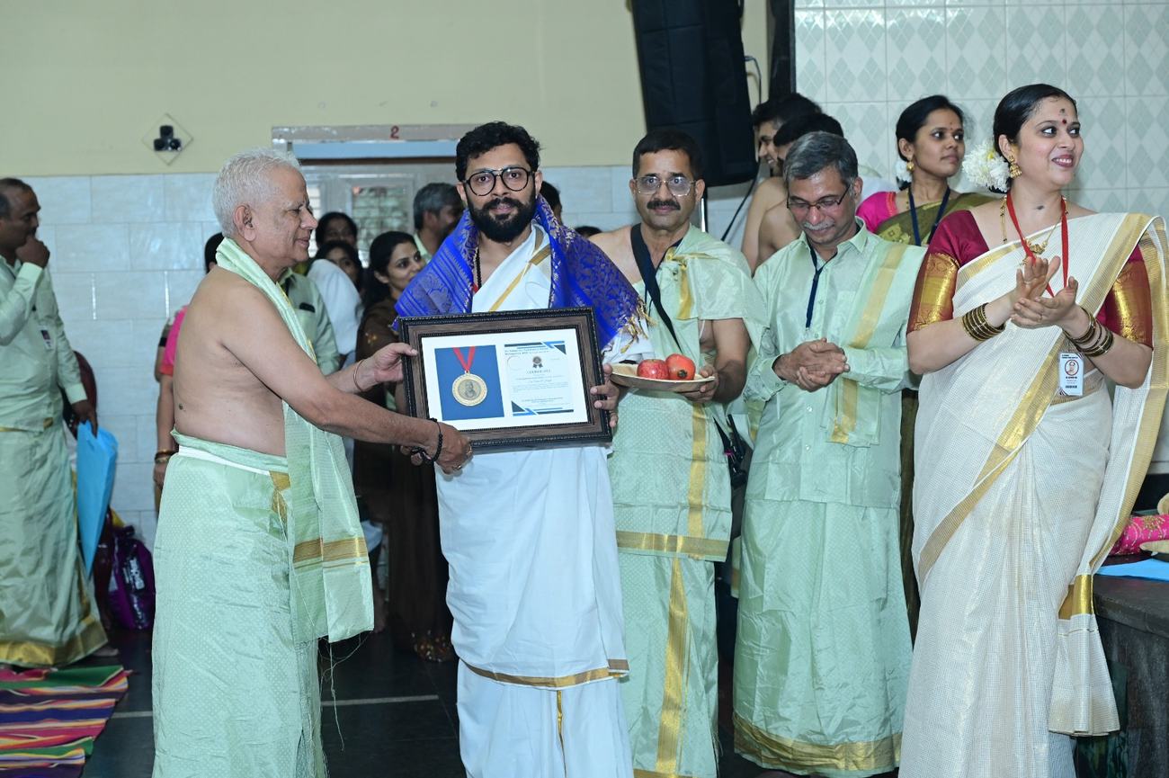 Sri Vikas P Hegde receiving the Paramahamsa Arjuna Award