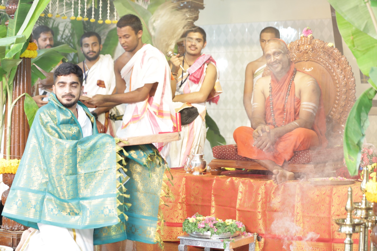 Sri Vishweshwar Hegde receiving the Paramahamsa Balarama Award
